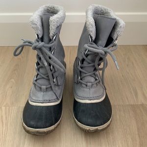 Sorel snow boots, gray, size 7